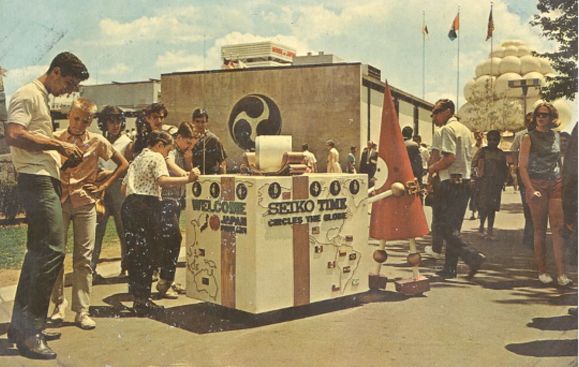 Seikō had sent a robot on walkabout outside the pavilion