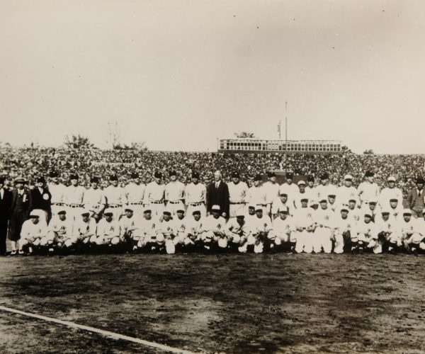 The All American and All Nippon baseball teams take a group photo at Meiji Jingu Stadium. Courtesy of the Hoover Institute’s Hoji Shinbun Digital Collection.